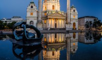 Karlskirche in Wien zur Blauen Stunde Panorama